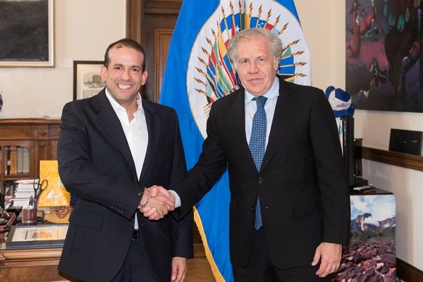 Acá se ve a Luis Almagro, presidente de la OEA, recibiendo al golpista y narco Fernando Camacho.