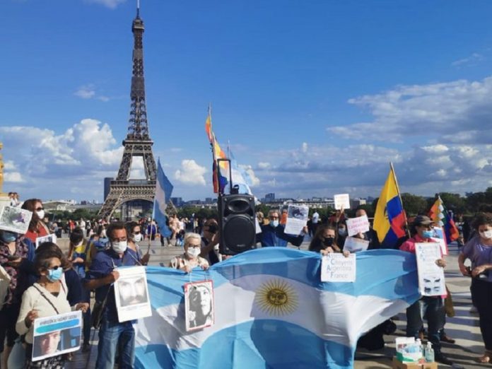 Argentinos-protestan-en-Francia-