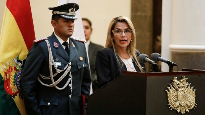 Jeanine-Anez-FFAA-4