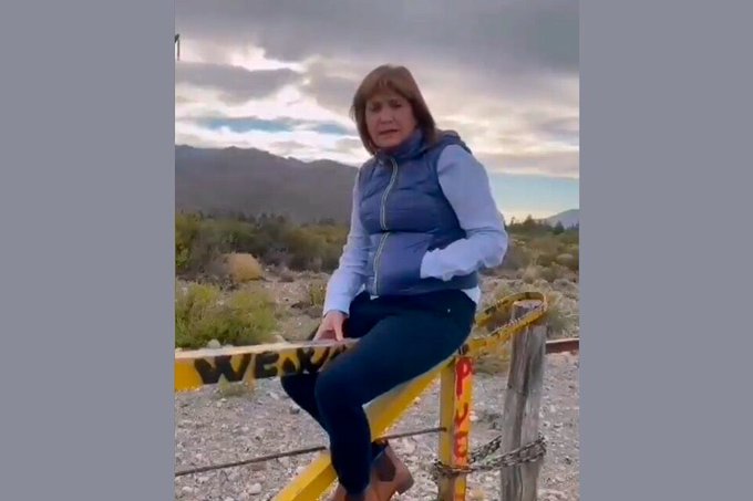 Sentada a la barbarie