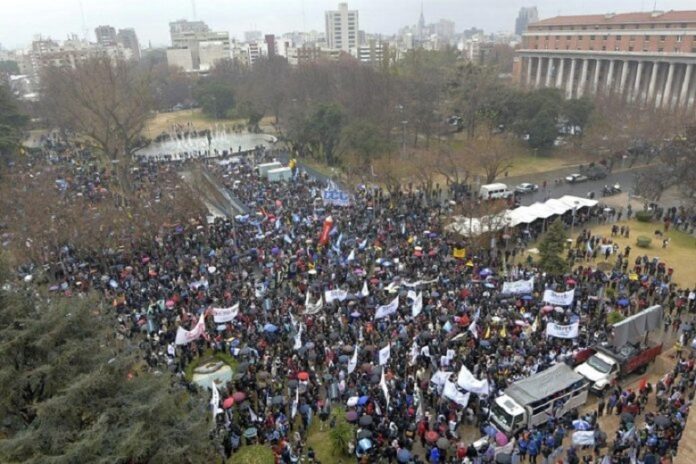 Docentes-de-Mendoza-696x464
