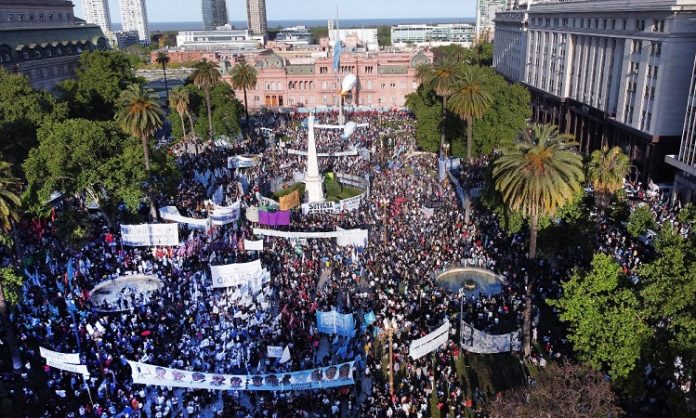 17-de-octubre-plaza-llena
